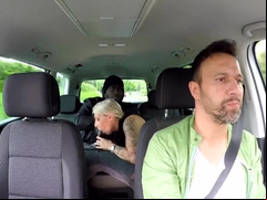 Blondine Samy Fox vom Afro Schwanz im Auto durch gepoppt