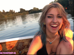 Alternative German Schlampe gibt Footjob auf Bootstour
