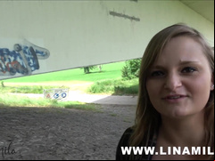 Amateurin Lina Mila entsaftet unter Autobrücke