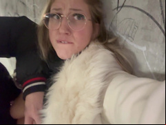 Junge Amateurin in der Tiefgarage gefingert